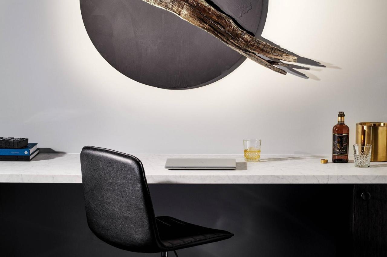 Midnight Hotel, Autograph Collection Canberra Ngoại thất bức ảnh The "Moon" pendant light