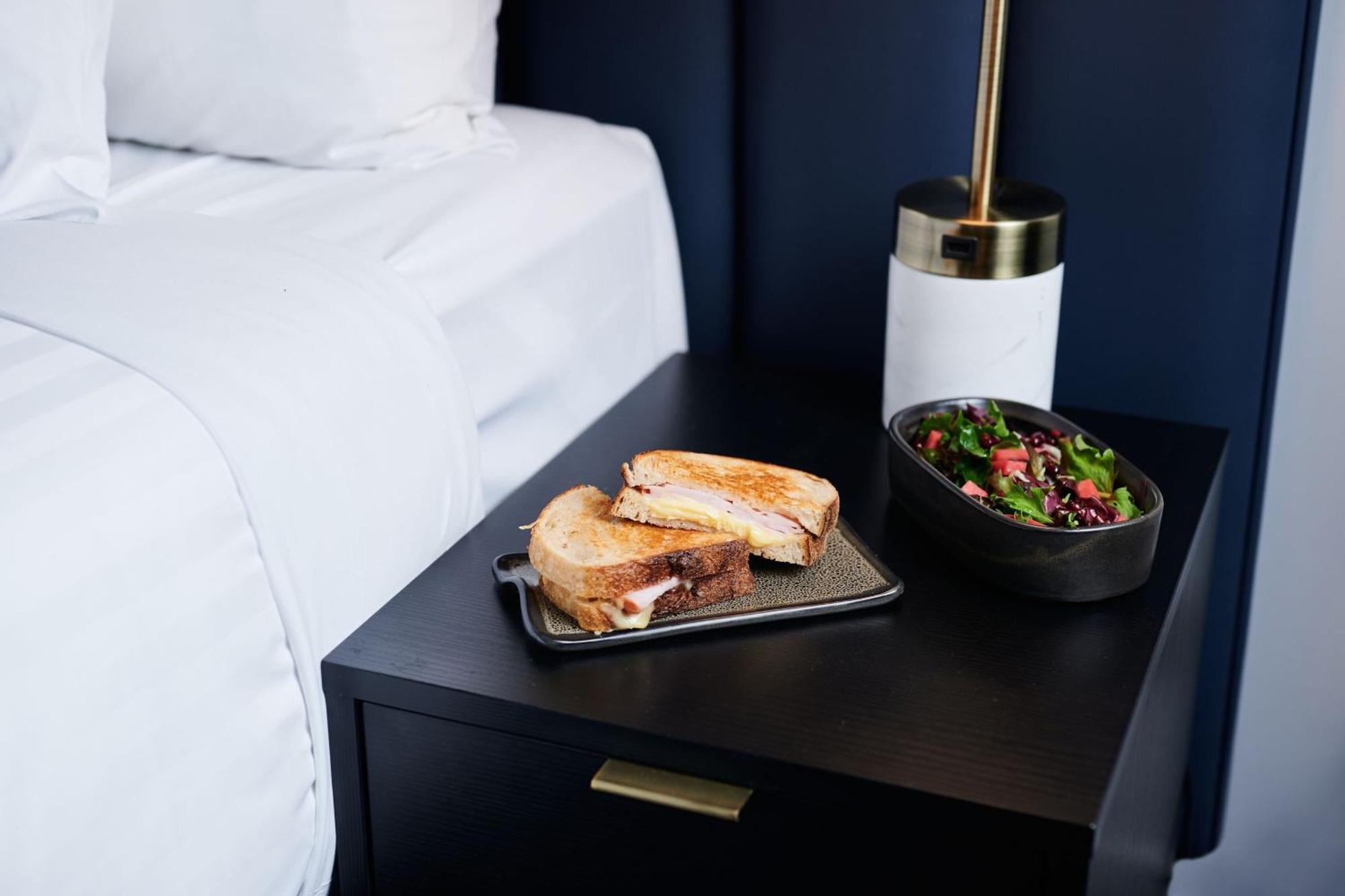 Midnight Hotel, Autograph Collection Canberra Ngoại thất bức ảnh Room service at the London West Hollywood