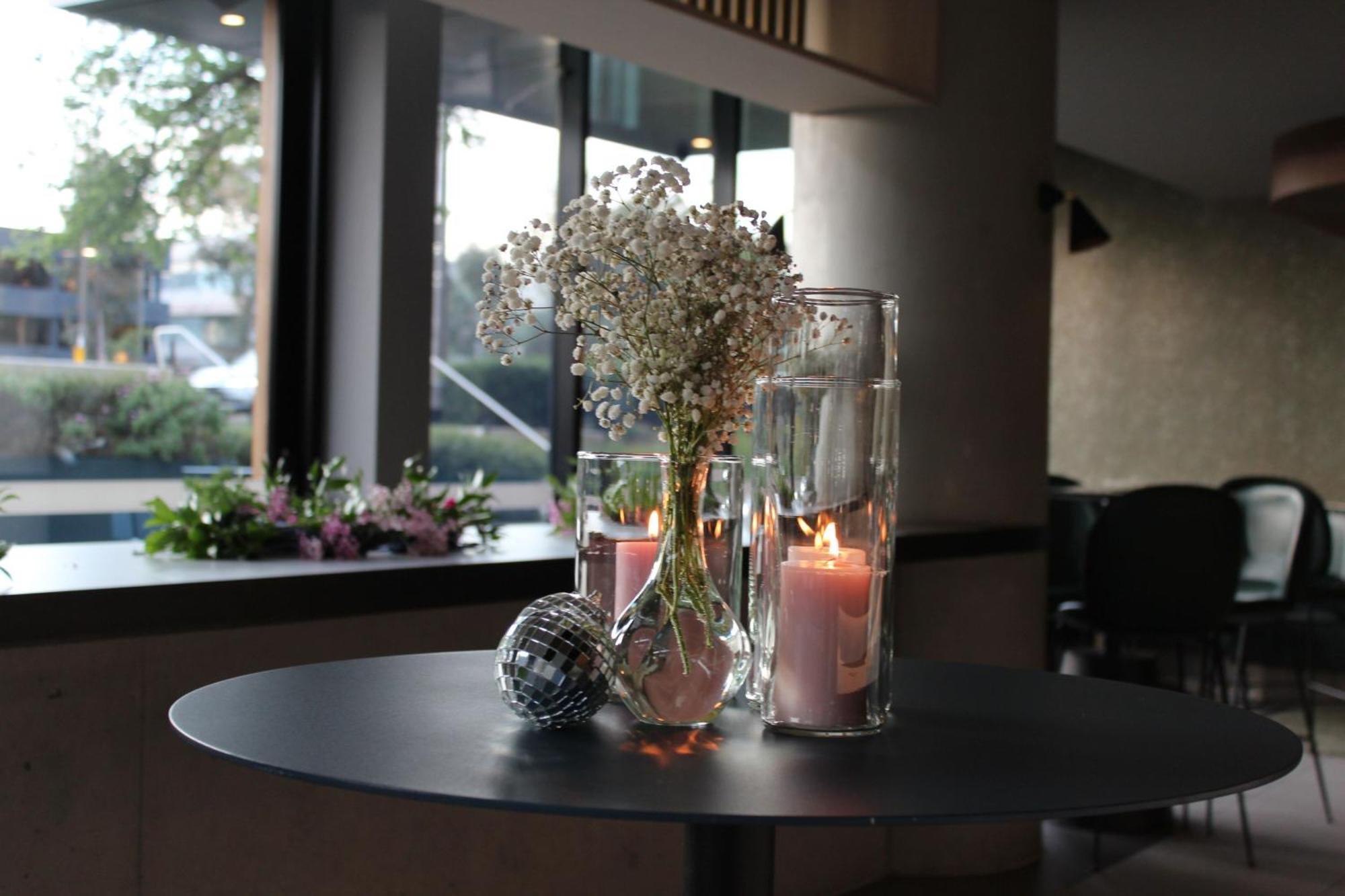 Midnight Hotel, Autograph Collection Canberra Ngoại thất bức ảnh A table with a centerpiece